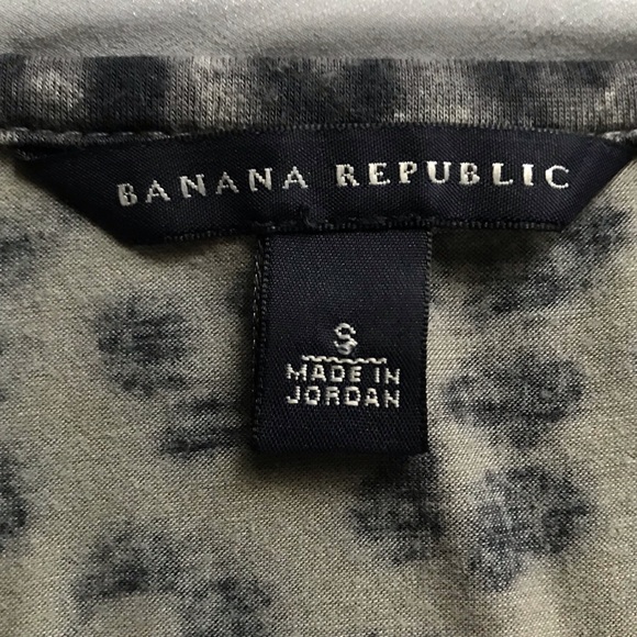 Banana Republic Grey Jaguar Print V-Neck T-Shirt - Picture 6 of 7